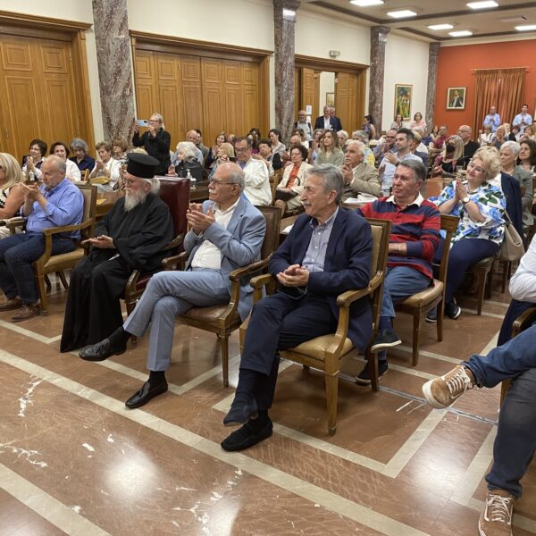 Πύργος: Πλήθος κόσμου στην παρουσίαση των βιβλίων της Άννας Καραμάνου (ΦΩΤΟ)
