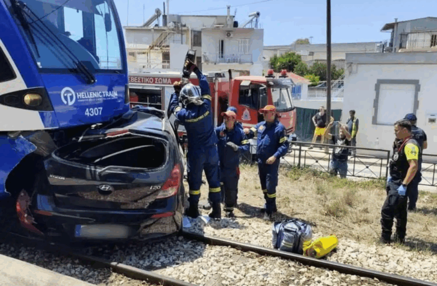 Πάτρα: Τρένο συγκρούστηκε με ΙΧ – Έχει εγκλωβιστεί ο οδηγός