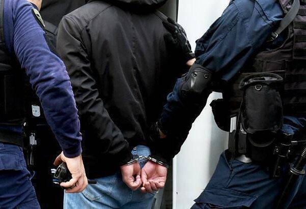 Ανδραβίδα: Συνελήφθησαν δύο άτομα για απόπειρα ληστείας σε βάρος αλλοδαπού και παράνομη είσοδο σε στρατιωτική εγκατάσταση