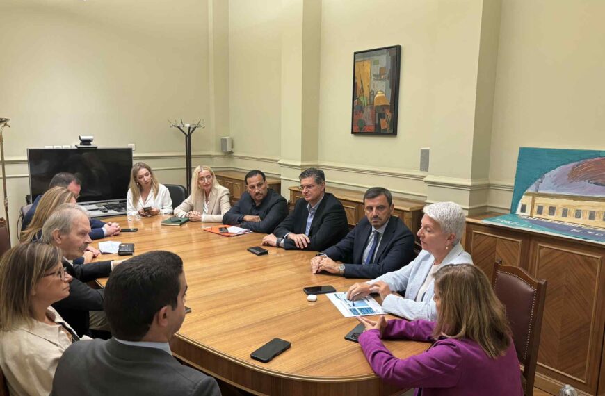 Διακομματική συνάντηση για τη λειτουργία του καταστήματος Εθνικής Τράπεζας Κρεστένων έγινε στη διοίκηση της ΕΤΕΕ