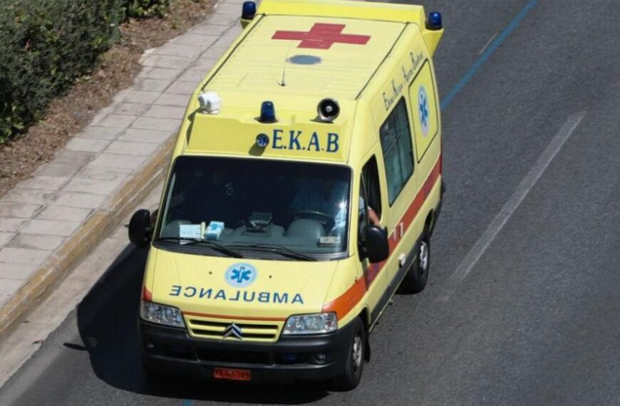 Θήβα: Ρομά κάλεσαν για πλάκα ασθενοφόρο και το έσπασαν πετώντας πέτρες (βίντεο)