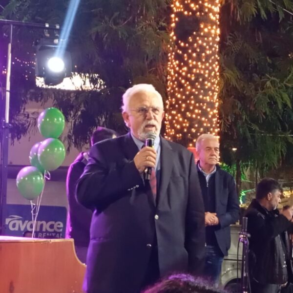 Η Αμαλιάδα άναψε το φως των Χριστουγέννων (ΦΩΤΟ)