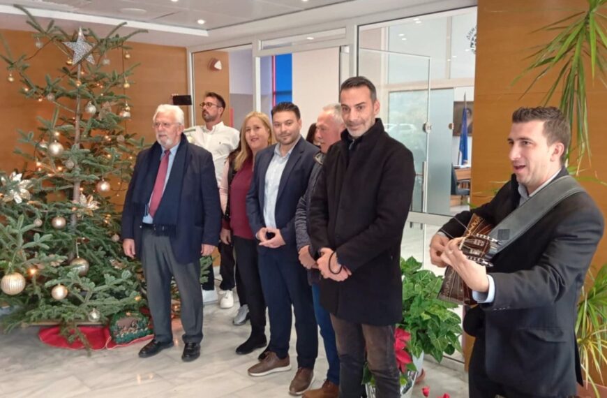 Αμαλιάδα: Μαθητές, παιδιά και Σύλλογοι έψαλαν τα κάλαντα στον Δήμαρχο Ήλιδας Χρήστο Χριστοδουλόπουλο (ΦΩΤΟ)