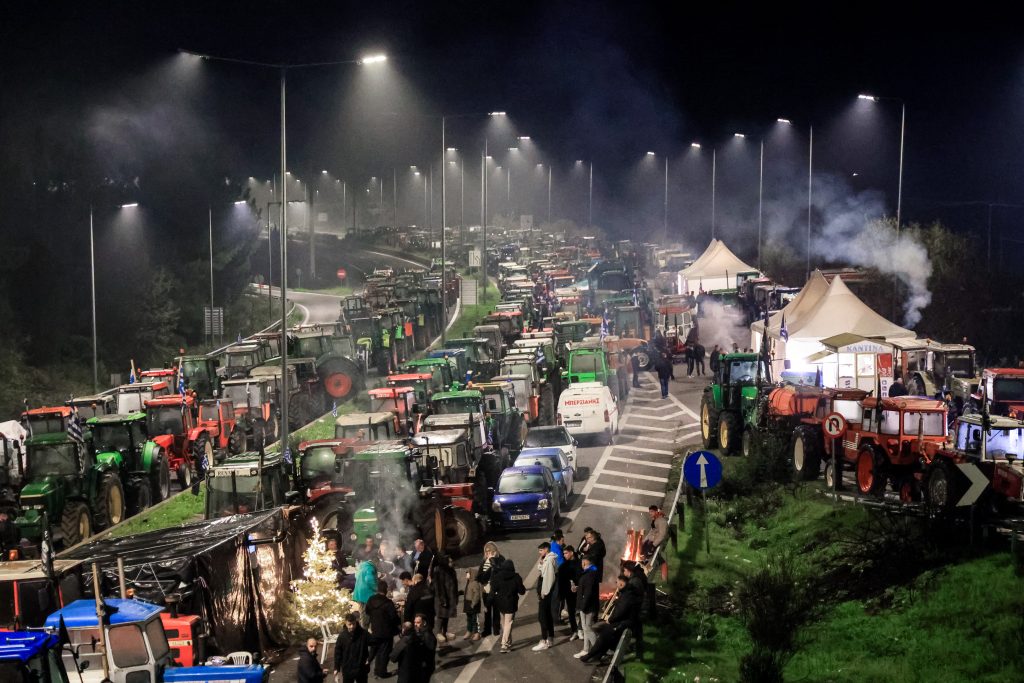 Σε αναμονή κρίσιμων αποφάσεων οι αγρότες της Δυτικής Ελλάδας – Συνεχίζονται τα μπλόκα και οι κινητοποιήσεις