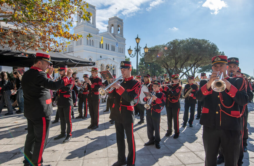 Χριστουγεννιάτικες μελωδίες στον Πύργο από τη Φιλαρμονική Λεχαινών (ΦΩΤΟ)