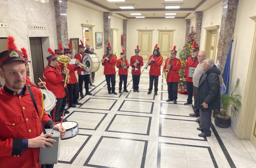 Πύργος: Περατζάδα του δημάρχου στην αγορά και η ανταλλαγή ευχών εντός και εκτός δημαρχείου