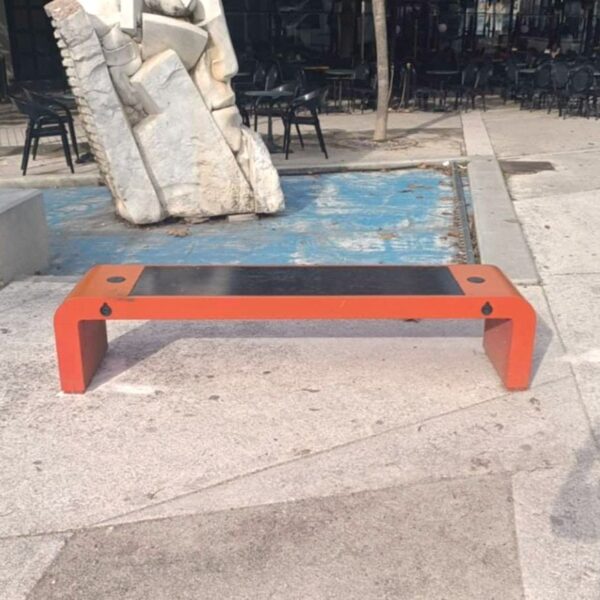 Ο Δήμος Ήλιδας επανατοποθέτησε τα «έξυπνα» παγκάκια και προειδοποιεί (ΦΩΤΟ)