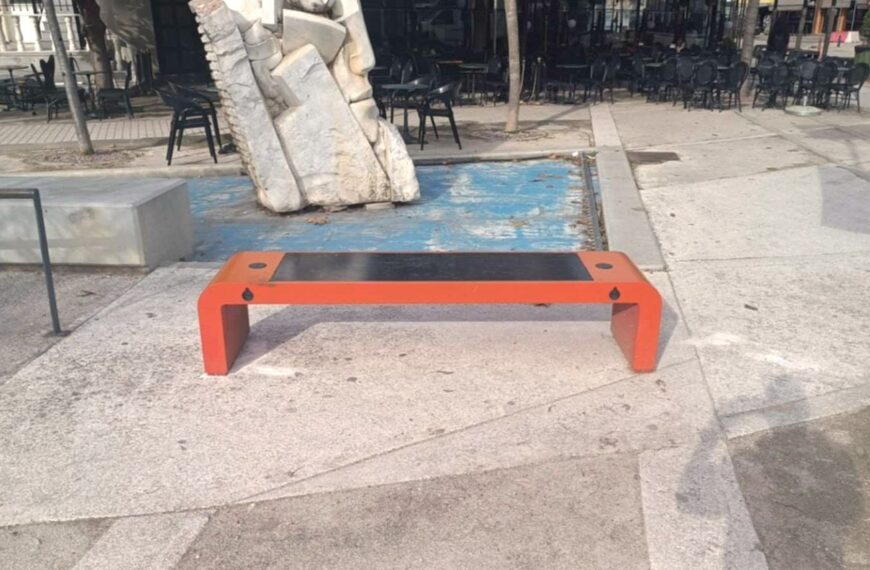 Ο Δήμος Ήλιδας επανατοποθέτησε τα «έξυπνα» παγκάκια και προειδοποιεί (ΦΩΤΟ)