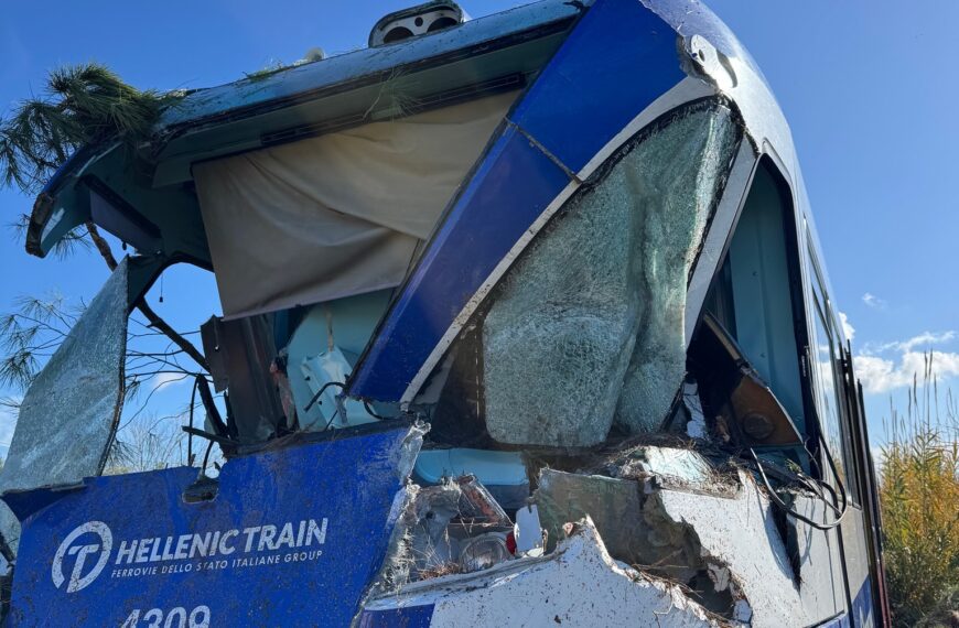 Πύργος: Σοκ στις ράγες – Δέντρο «καρφώθηκε» σε τρένο, τραυματίας ο μηχανοδηγός (ΦΩΤΟ)