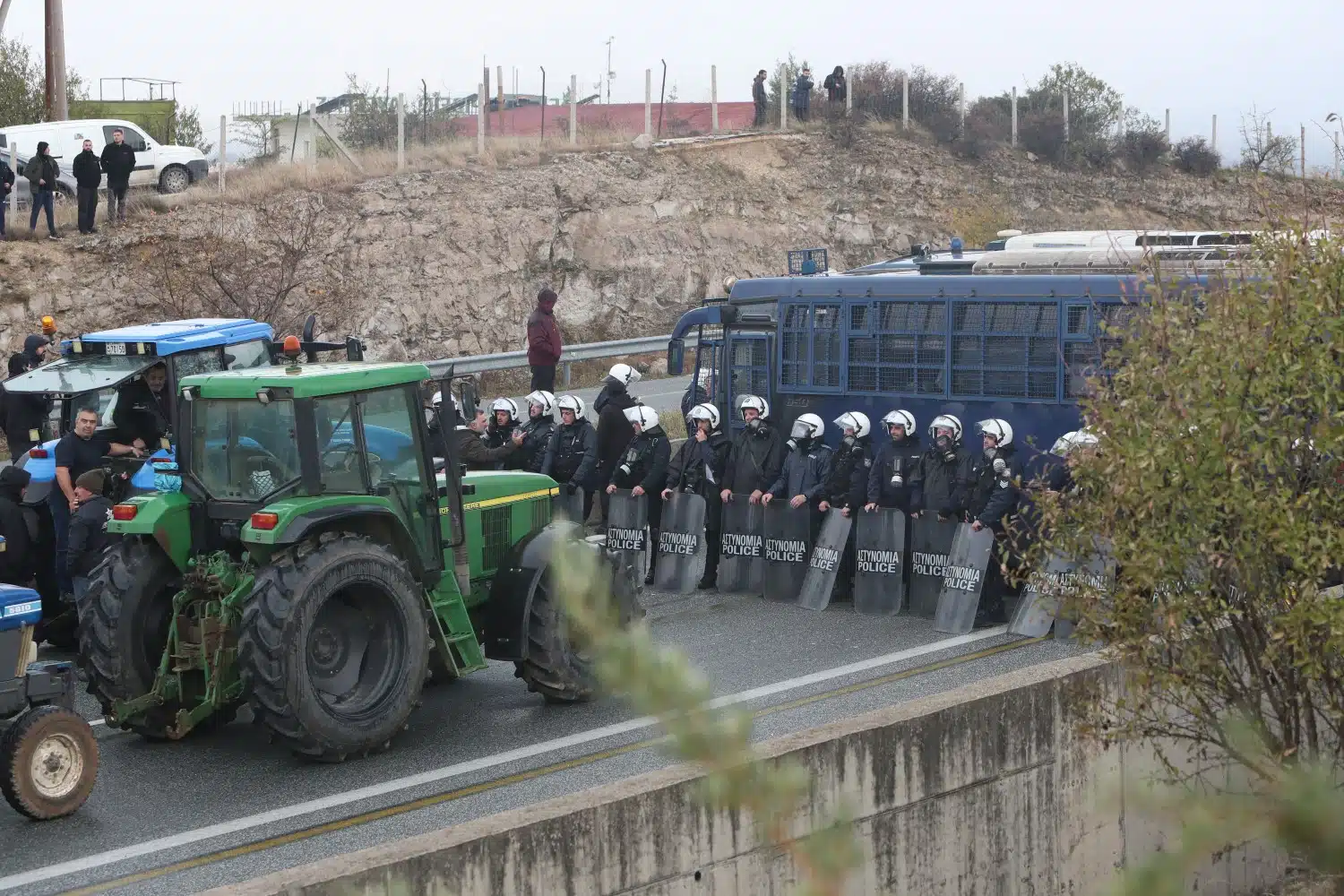 Παρέμβαση Αρείου Πάγου για τα μπλόκα: Ζητάει συλλήψεις και αυτόφωρο για τους αγρότες