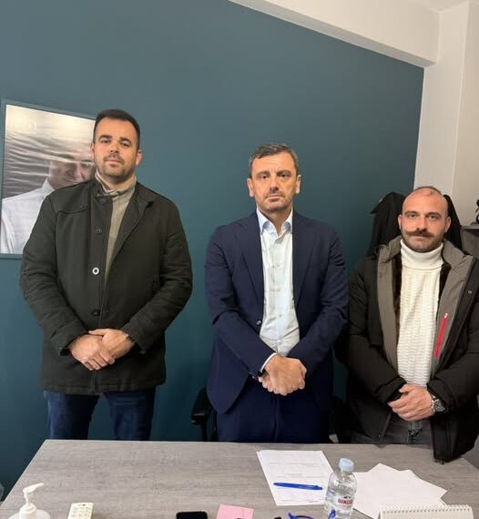 Συνάντηση του Πανελλήνιου Σωματείου Συμβασιούχων Πυροσβεστών με τον Ανδρέα Νικολακόπουλο