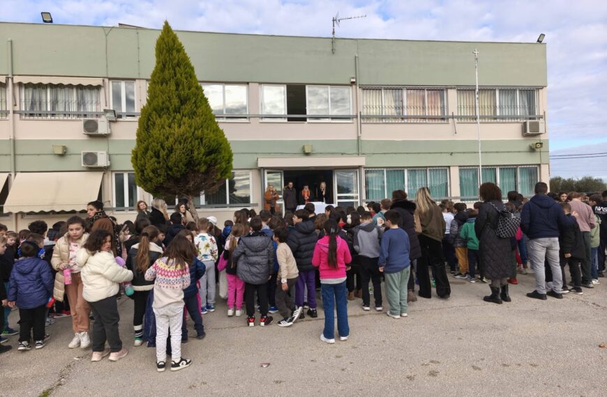 Μέσα σε κλίμα χαράς και ευχών η κοπή της πρωτοχρονιάτικης πίτας στο Δημοτικό Σχολείο Βάρδας (ΦΩΤΟ)