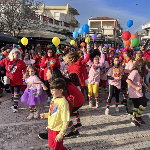 Χιλιάδες καρναβαλιστές και επισκέπτες κατέκλυσαν το 9ο Καρναβάλι της Αμαλιάδας!