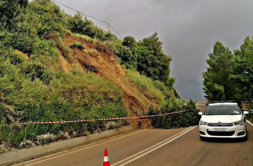 Νέα Φιγαλεία: Για δεύτερη συνεχόμενη ημέρα μηχανήματα της Περιφέρειας καθαρίζουν το Επαρχιακό Οδικό Δίκτυο (ΦΩΤΟ)