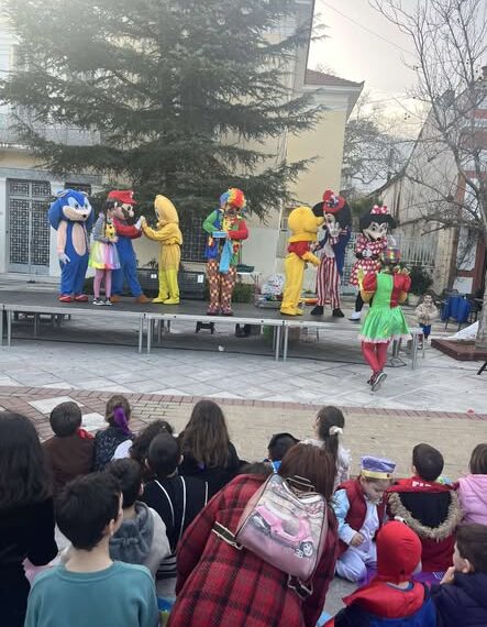 Μικρή προθέρμανση με παιχνίδια, χρώματα και χαμόγελα πριν τη μεγάλη παρέλαση του Πυργιώτικου Καρναβαλιού
