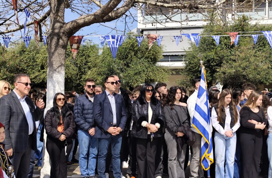 Δήμος Ζαχάρως: Η μαθητιώσα νεολαία τίμησε την Εθνική Επέτειο με κατάθεση στεφάνων