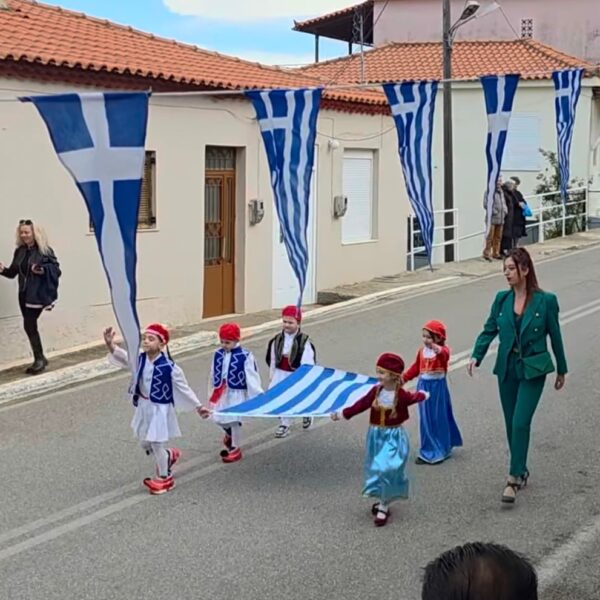 Ανδρίτσαινα – Κρέστενα: Με λαμπρότητα πραγματοποιήθηκε η κατάθεση στεφάνων και η παρέλαση (ΦΩΤΟ)