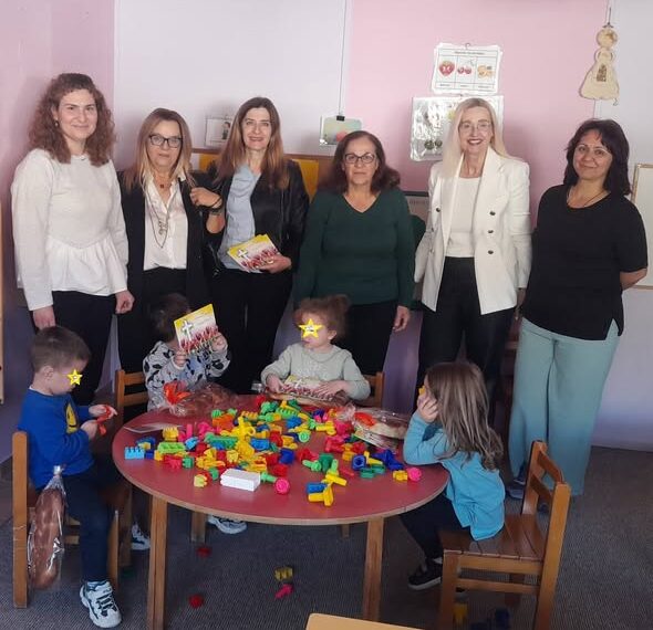 Προσφορά αγάπης στους μικρούς μαθητές των παιδικών σταθμών από στελέχη του Δήμου Ανδρίτσαινας-Κρεστένων σε Κρέστενα, Καλλίκωμο και Μακρίσια