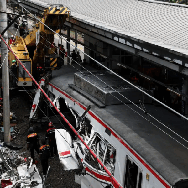 Πολύνεκρη τραγωδία μετά από σύγκρουση τρένων στην Ινδονησία!