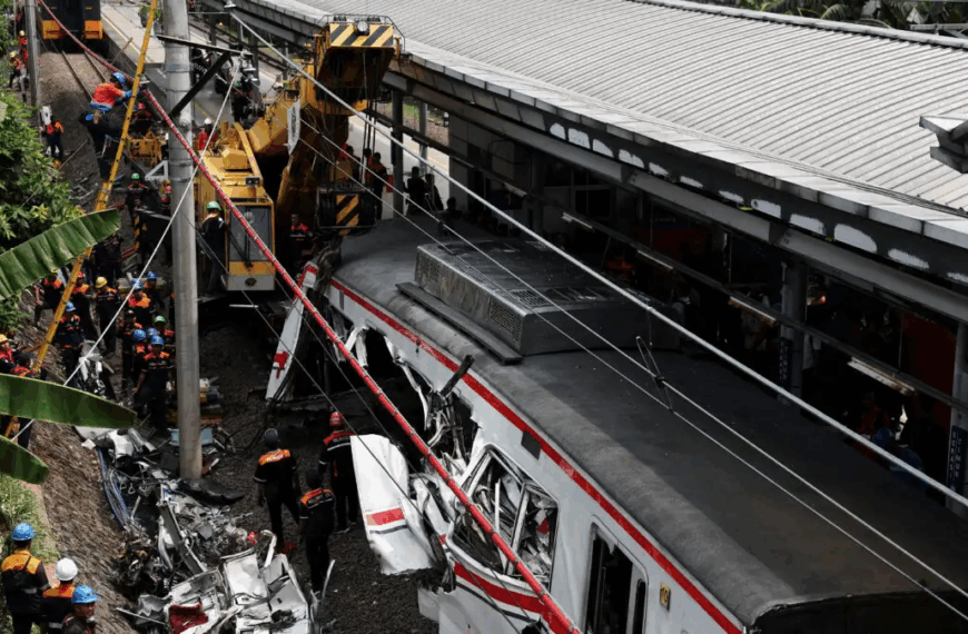 Πολύνεκρη τραγωδία μετά από σύγκρουση τρένων στην Ινδονησία!