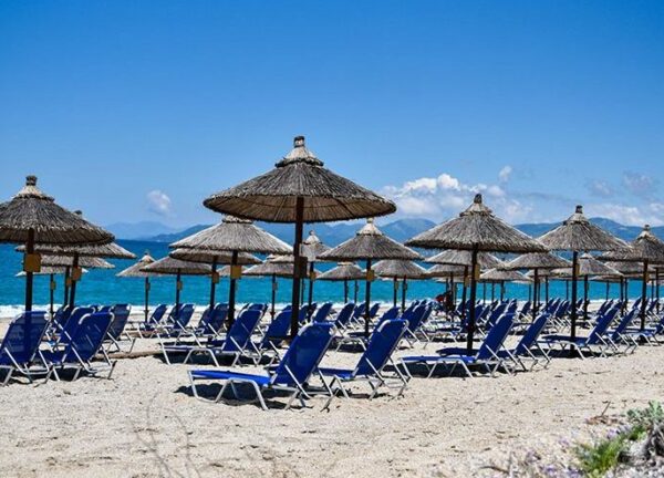 Ζαχάρω: Συνελήφθη ιδιοκτήτης καντίνας για παράνομη ανάπτυξη ομπρελών στον αιγιαλό!
