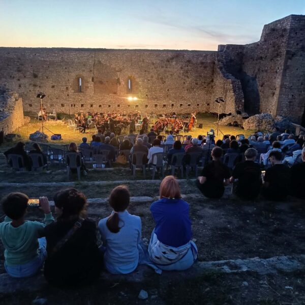Καθήλωσε το κοινό η Νεανική Συμφωνική Ορχήστρα του Λυκείου «Albert Einstein» στο Κάστρο Χλεμούτσι