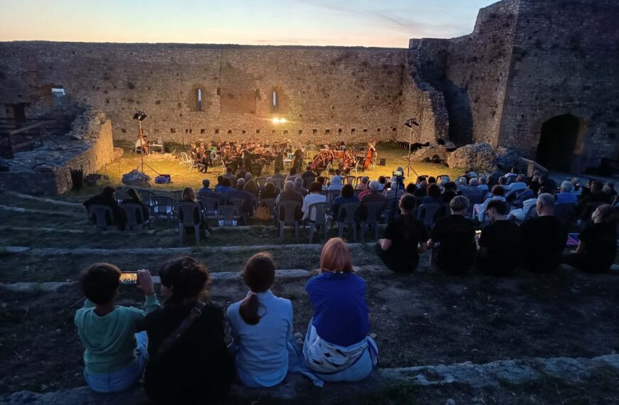 Καθήλωσε το κοινό η Νεανική Συμφωνική Ορχήστρα του Λυκείου «Albert Einstein» στο Κάστρο Χλεμούτσι
