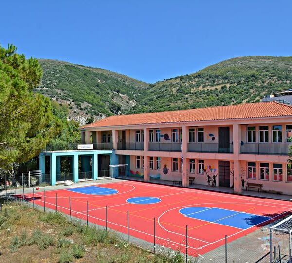 Εντυπωσιάζει ο νέος προαύλιος χώρος του Δημοτικού Σχολείου Ν. Φιγαλείας