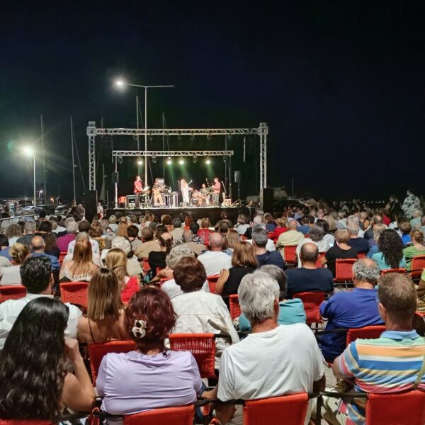 Εκατοντάδες κόσμου στη συναυλία του Λιμενικού Ταμείου στο Κατάκολο!