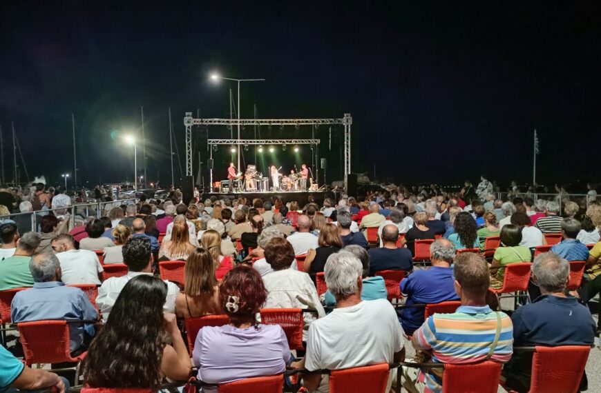 Εκατοντάδες κόσμου στη συναυλία του Λιμενικού Ταμείου στο Κατάκολο!