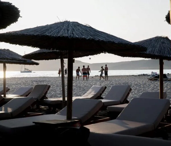 Πηνειός: Σύλληψη για παράνομη κατάληψη αιγιαλού με μεταλλικές εξέδρες και τραπεζοκαθίσματα!